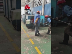 Qual é o processo por trás da criação do buraco central num tubo de titânio?