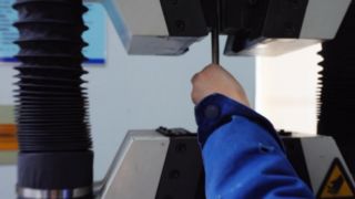 Teste de tração de tubo de titânio